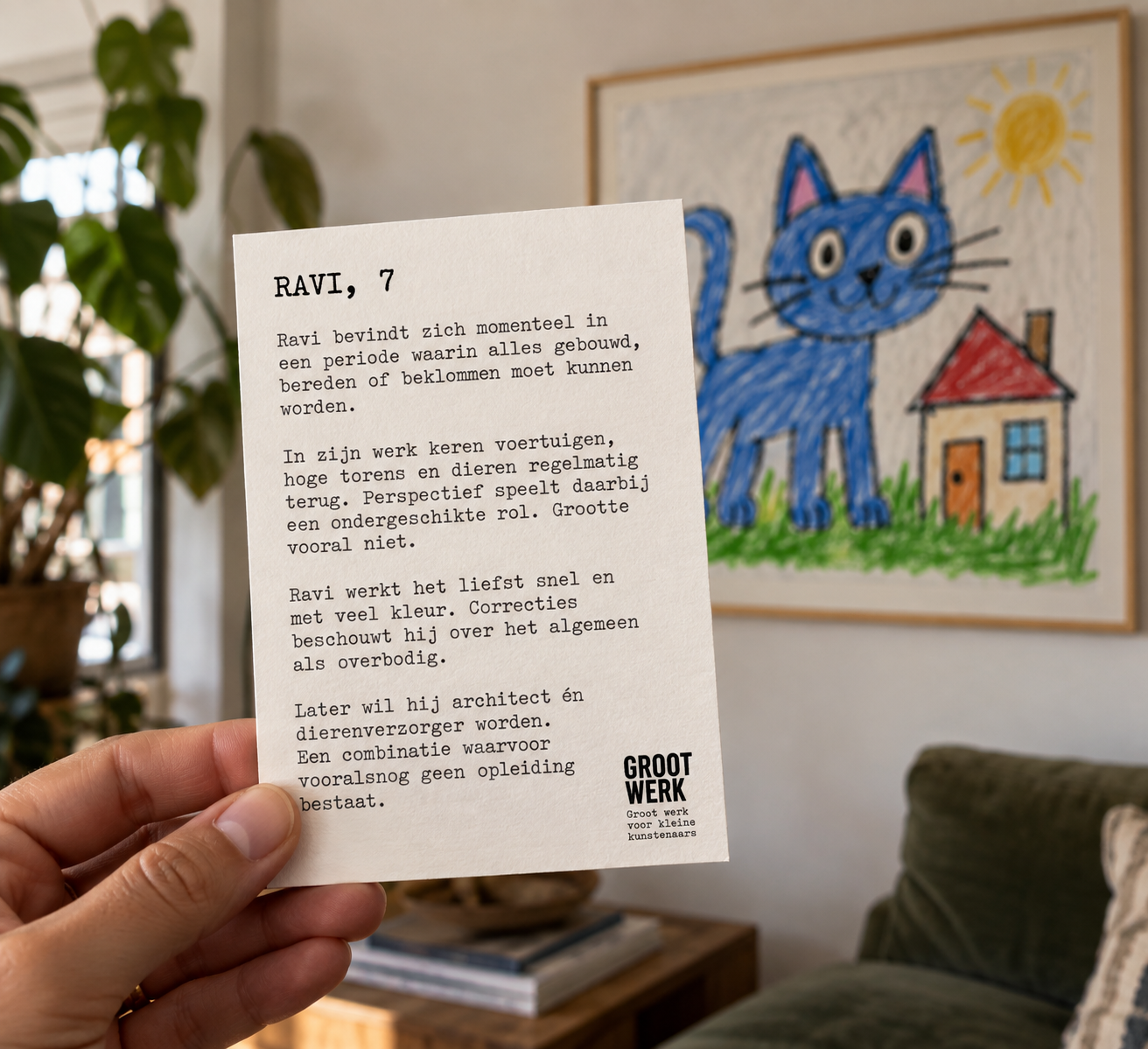 Fictief kunstenaarsprofiel van Ravi, 7 jaar, in de hand gehouden in de woonkamer