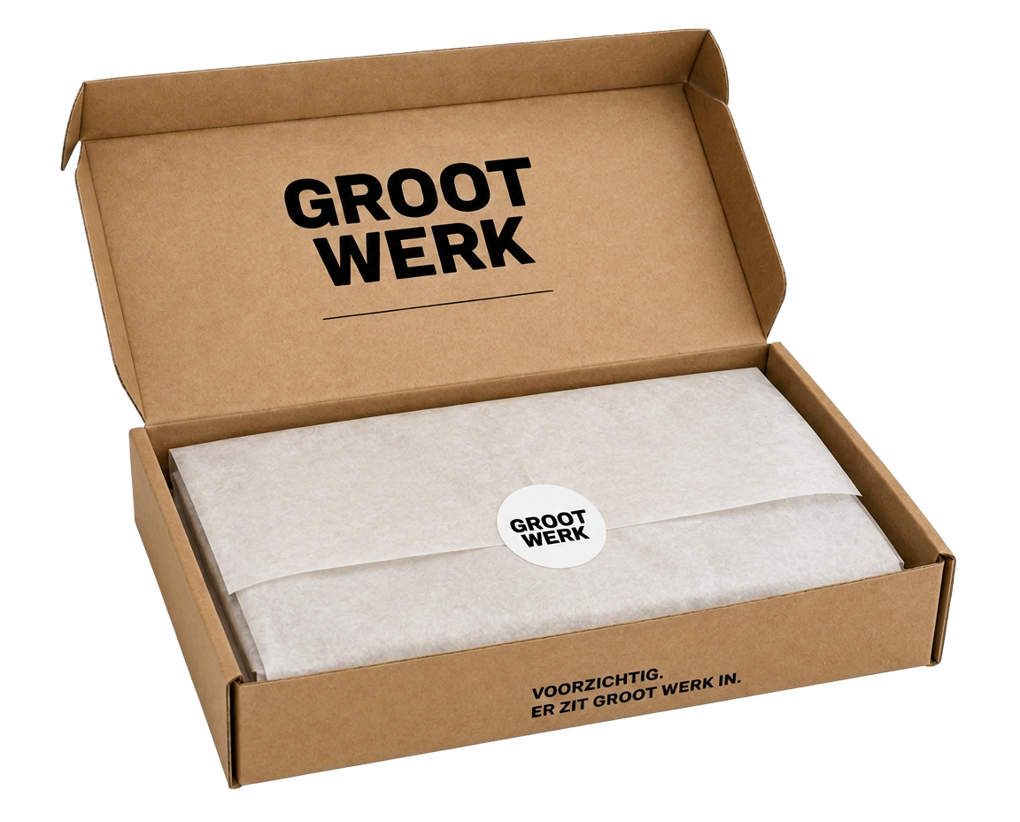 Kraft verzenddoos van GROOT WERK met tissuepapier, sticker en kunstenaarskaart